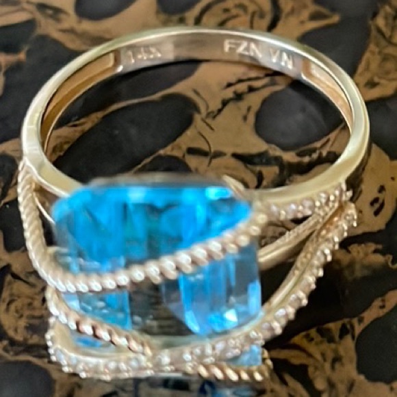 Sky Blue Topaz and Diamond Crisscross Ring in 14kt Yellow Gold. - Picture 8 of 8